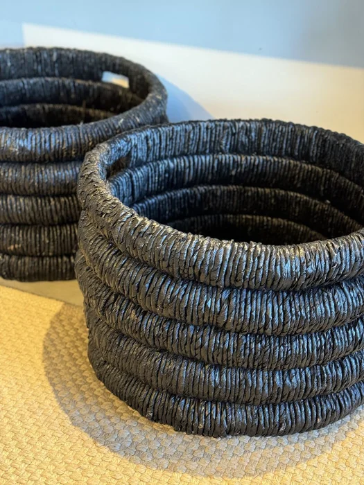 CANASTO CRAFTS TRENZADO ESPIRAL NEGRO en Negro - Canastos, Uruguay | Más Infinito Casa, vista 4