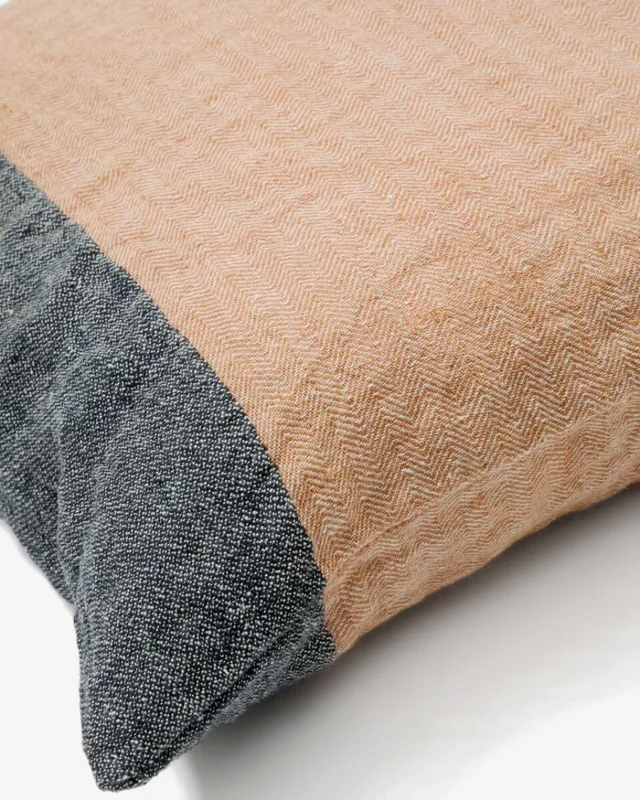 Almohadón Eiko 100% de lino - terracota con rayas verticales gris 50 x 50 cm en Beige - Textiles, Uruguay | Kavehome, vista 3
