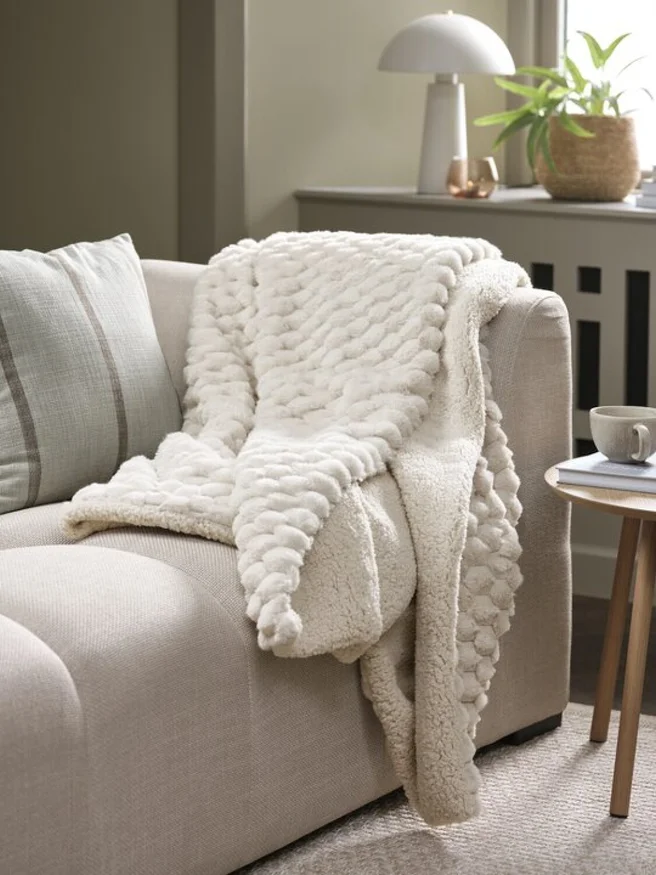 Manta throw HVIDBLOMME 150x200 pelo beige en Beige - Textiles, Uruguay | JYSK, vista 2