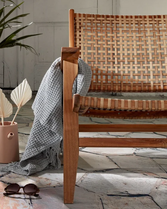 Butaca Grignoon de madera maciza de acacia y ratán sintético trenzado en Madera natural - Butacas, banquetas y puffs, Uruguay | Kavehome, vista 3