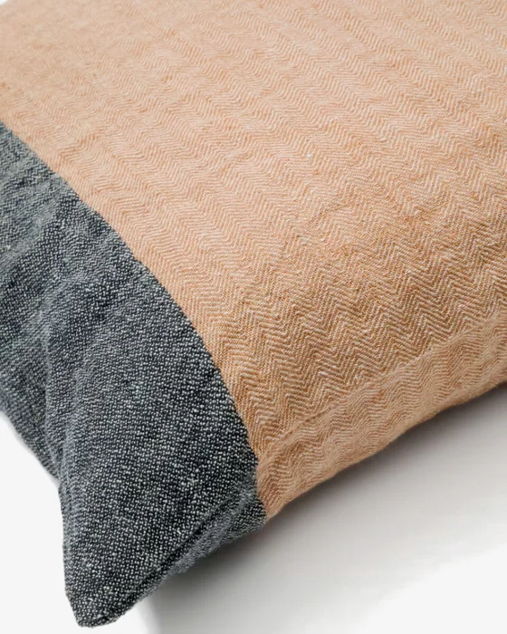 Almohadón Eiko 100% de lino - terracota con rayas verticales gris 50 x 50 cm en Beige - Textiles, Uruguay | Kavehome, vista 3