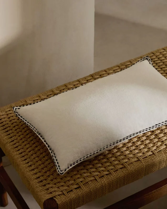 Almohadón Sinet de lino blanco con bordado negro - 30 x 50 cm en Blanco - Textiles, Uruguay | Kavehome, vista 2