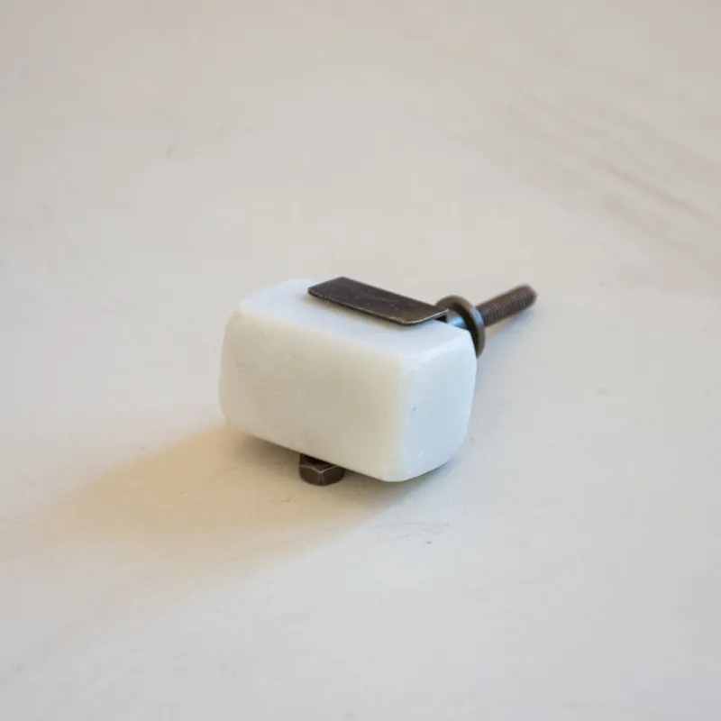 Tirador Piedra Prisma en Blanco - Percheros y colgadores, Uruguay | De Arcos