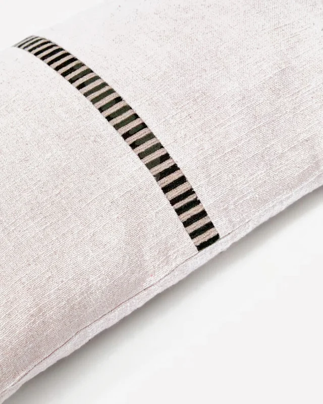 Almohadón Ardit de lino y algodón beige con raya bordada a contraste - verde 30 x 50 cm en Beige - Textiles, Uruguay | Kavehome, vista 3
