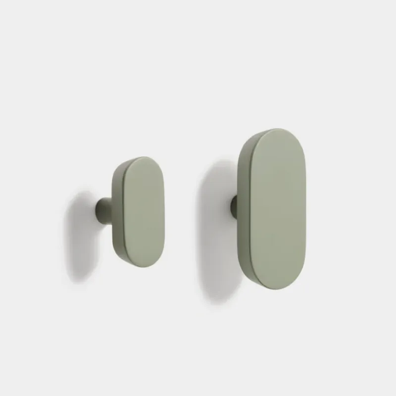 Set Arely de 2 colgadores de madera maciza de haya con acabado lacado verde 6,5 cm / 10 cm en Verde - Percheros y colgadores, Uruguay | Kavehome