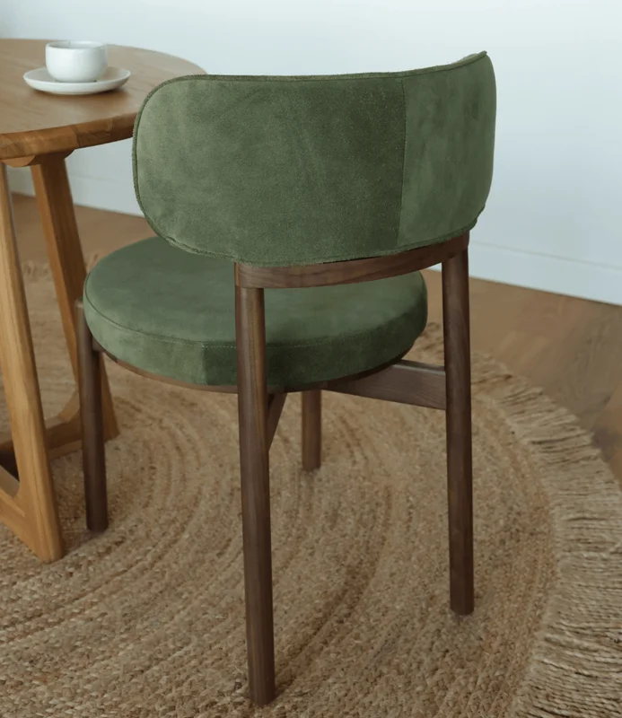 SILLA HILARIO NOGAL Y GAMUZA VERDE en Verde oliva - Sillas, Uruguay | Más Infinito Casa, vista 3