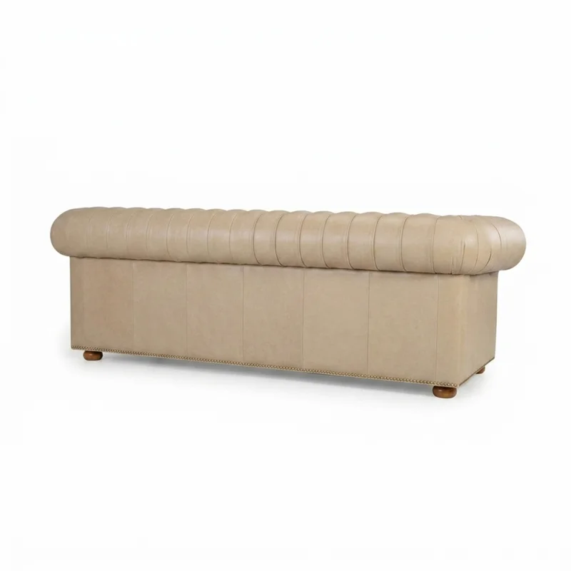 Sofá Chesterfield Novo - Cuero Básico - 3 cuerpos - Arena - (Preventa) en Beige - Sillones y sofás, Uruguay | Nyr, vista 4