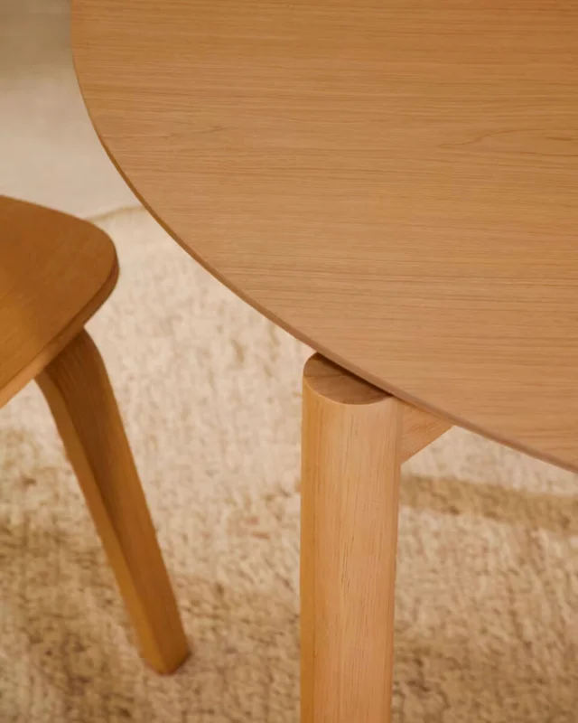 Mesa Indara - redonda de chapa de fresno y madera maciza de caucho con acabado tono natural Ø110cm en Madera natural - Mesas de comedor, Uruguay | Kavehome, vista 3