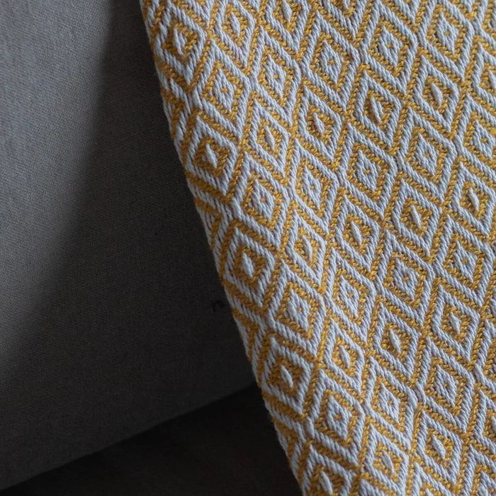 Manta para sillón y cama algodón Rombos Mostaza - 180 x 130 cm - Textiles, Uruguay | Buho Store, vista 2