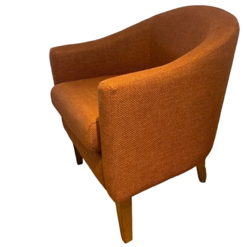Poltrona patas de madera tapizada en tela color ladrillo en Terracota - Butacas, banquetas y puffs, Uruguay | Champagne Home