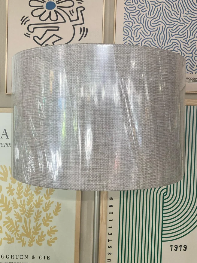 Lámpara de Pie Slim - Pantalla Lino en Castaño y Dorado – Material Pie: Hierro – Material Base: Madera – Material Panta - Lámparas de pie, Uruguay | Berna home, vista 2