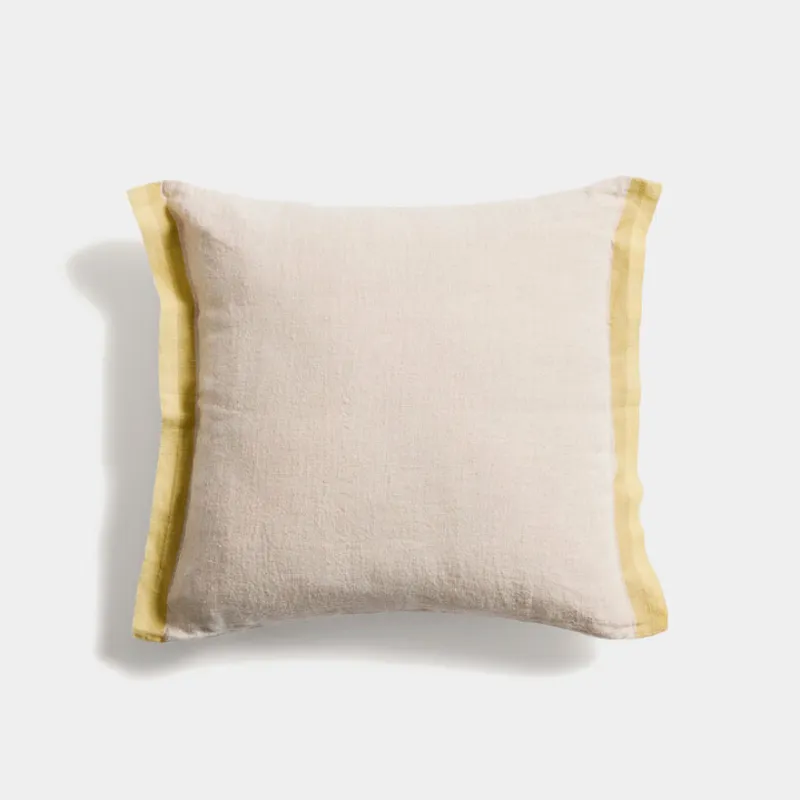 Almohadón Disea de lino beige con detalle amarillo 45 x 45 cm en Beige - Textiles, Uruguay | Kavehome