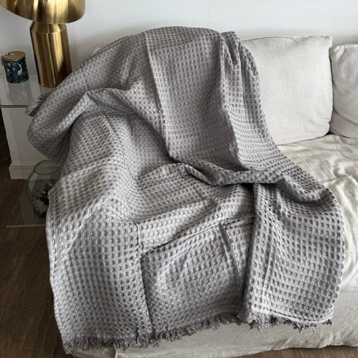 Manta tejida para sillón y cama gris - 180 x 130 cm en Gris - Textiles, Uruguay | Buho Store, vista 2