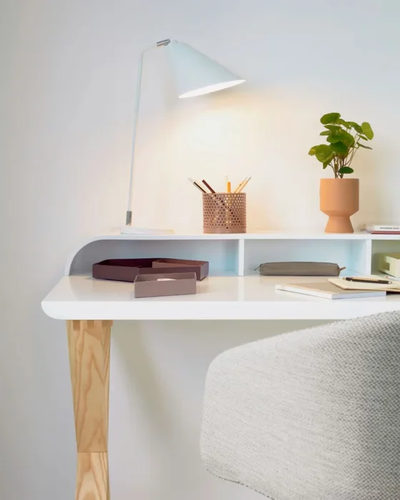 Lámpara de mesa Tipir de acero con acabado blanco - blanco en Blanco - Lámparas de mesa, Uruguay | Kavehome, vista 3