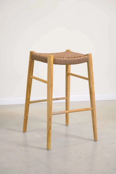 Banqueta de barra sin respaldo en teca y fibra en Madera natural - Butacas, banquetas y puffs, Uruguay | Entrecasa, vista 4
