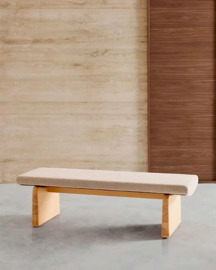Banco Topaz de chenilla beige y madera maciza de fresno - con acabado natural 150cm FSC 100% en Beige - Butacas, banquetas y puffs, Uruguay | Kavehome, vista 2