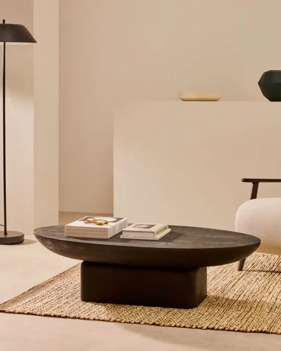 Mesa de centro Ovak de madera maciza de acacia con acabado negro FSC 100% 140 x 70 cm en Negro - Mesas de living, Uruguay | Kavehome, vista 2