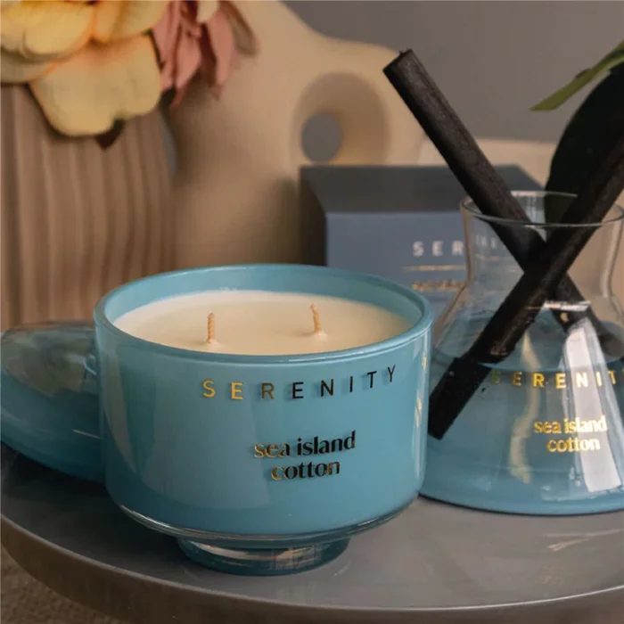 VELA AROMATIVA 230G SEA ISLAND COTTON CELESTE en Celeste - Velas y Portavelas, Uruguay | Koz, vista 3