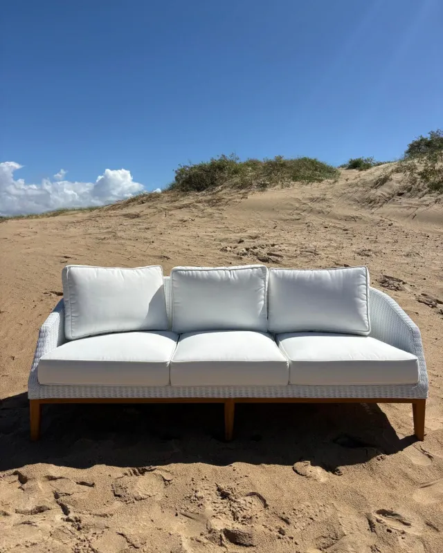 SOFA 3 CUERPOS GRACE C/ALMOHADONES en Blanco - Sillones y sofás, Uruguay | Sentido Jose Ignacio