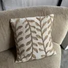 Funda de almohadón hojas marrones 45x45cm en Marrón - Textiles, Uruguay | Buho Store, vista 3 de 3