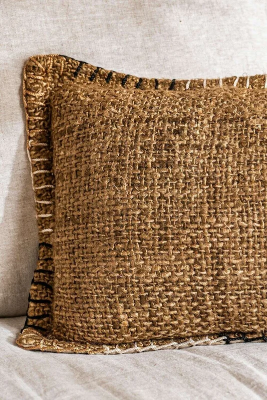 ALMOHADON CHOCOLATE TRAMA GRUESA - 30 X 50 CMS en Marrón - Textiles, Uruguay | La Iberica, vista 3