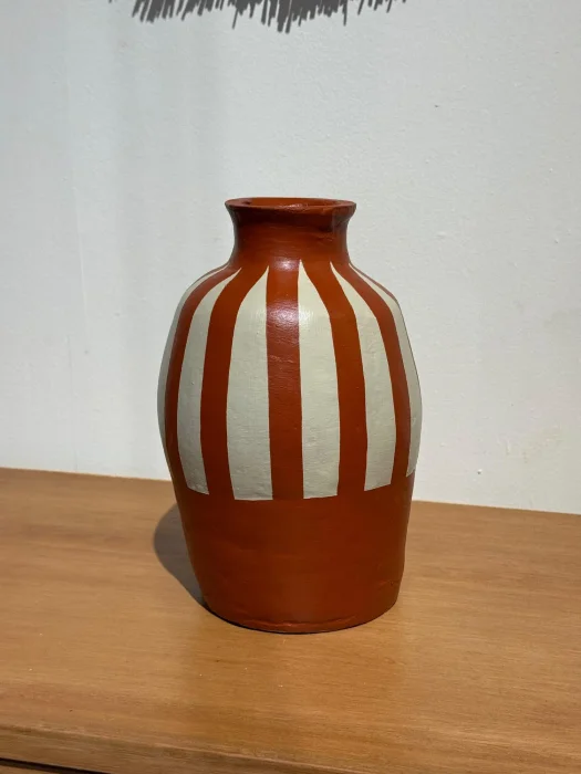 Botella mitad rayas terracota en Terracota - Jarrones, Uruguay | FMB
