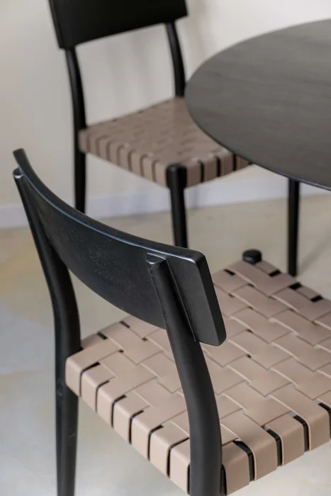 Silla en madera acacia y cuero negro en Negro - Sillas, Uruguay | Entrecasa, vista 3