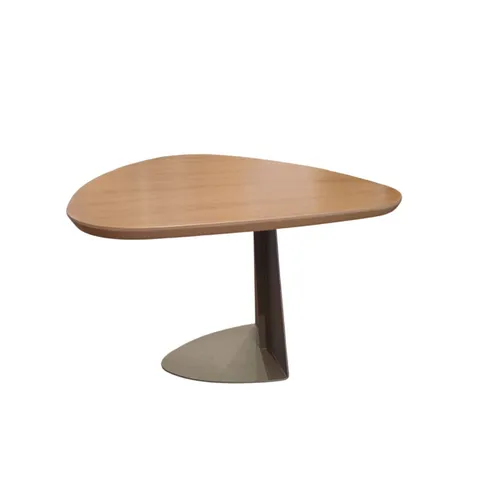 Mesita De Centro de 3 lados tapa madera clara base en hierro color chocolate suave en Marrón - Mesas de living, Uruguay | Champagne Home