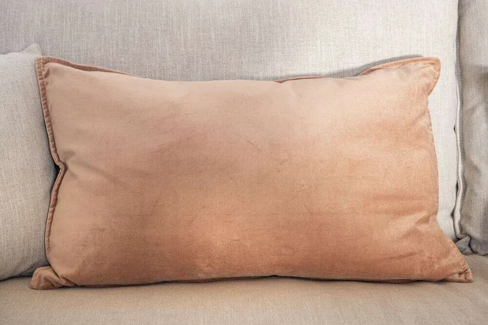 ALMOHADON TERCIOPELO ROSA VIEJO - 70 X 43 CMS en Rosa - Textiles, Uruguay | La Iberica, vista 4