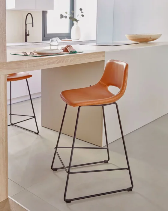 Taburete Zahara piel sintética - marrón y acero con acabado negro altura 65 cm en Marrón - Butacas, banquetas y puffs, Uruguay | Kavehome, vista 2
