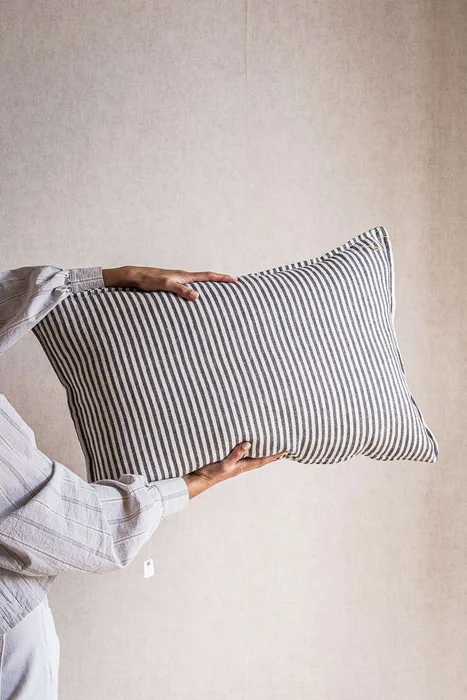 ALMOHADON LINO ALTO GRAMAJE RAYADO GRIS OSCURO - 70 X 43 CMS en Gris - Textiles, Uruguay | La Iberica, vista 9