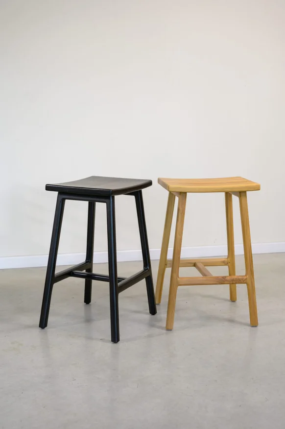 Banqueta de barra sin respaldo en madera teca negra - Butacas, banquetas y puffs, Uruguay | Entrecasa, vista 2