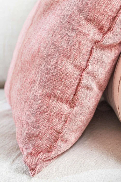 ALMOHADON PAZ - LINO DENIM CHERRY - 55 X 55 CMS - Textiles, Uruguay | La Iberica, vista 4