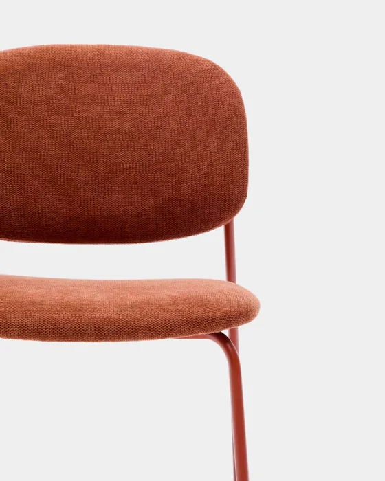Silla apilable Meli de chenilla - terracota y patas de metal terracota en Rojo - Sillas, Uruguay | Kavehome, vista 5