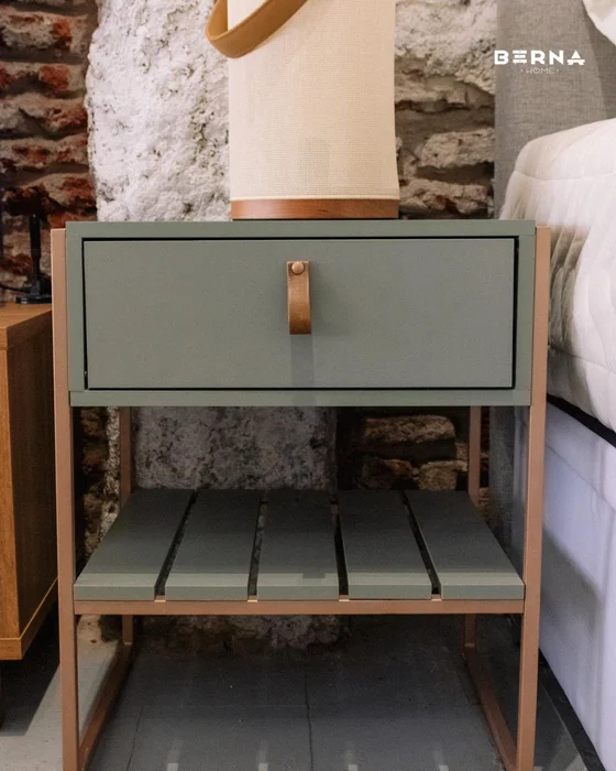 Mesa de Luz James (Verde/Hierro Dorado) en Verde – Diseño exclusivo – Marco de acero al carbono de 25 mm – Pintura metaliza - Mesas de luz, Uruguay | Berna home, vista 3