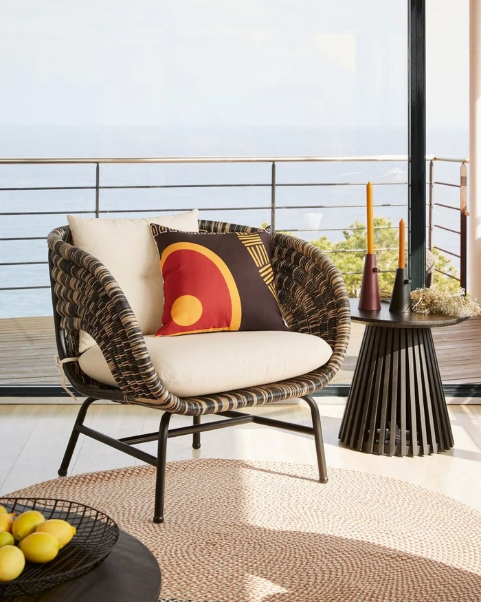 Mesa auxiliar Jeanette madera maciza de mindi negro Ø 50 cm en Negro - Mesas de arrimo, Uruguay | Kavehome, vista 2