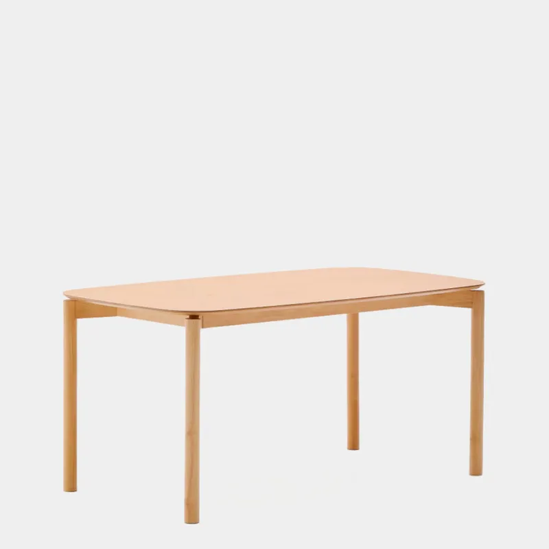 Mesa Indara de chapa de fresno con acabado tono natural 160 x 90 cm en Madera natural - Mesas de comedor, Uruguay | Kavehome