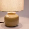 Lámpara de mesa Tay de cerámica verde y lino beige en Beige - Lámparas de mesa, Uruguay | Kavehome, vista 3 de 6