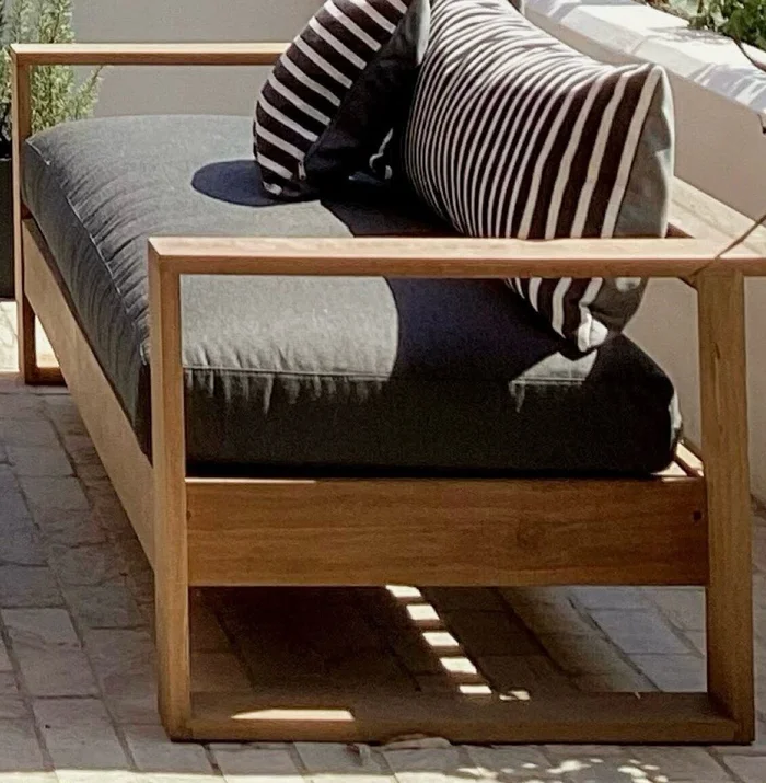Sillon exterior de madera y almohadones blanco y negro en Madera natural - Muebles para el exterior, Uruguay | Entrecasa, vista 2