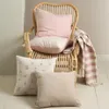 Almohadón AGERTIDSEL 45x45 flor beige en Beige - Textiles, Uruguay | JYSK, vista 3 de 5