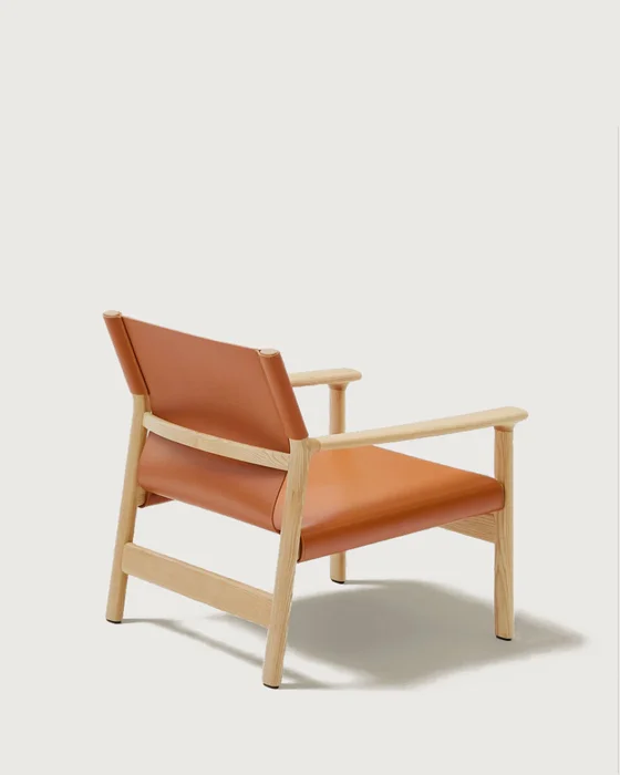 Butaca Jan de fibras de cuero reciclado - marrón claro y madera maciza de fresno con acabado tono natural FSC 100% en Marrón - Butacas, banquetas y puffs, Uruguay | Kavehome, vista 9