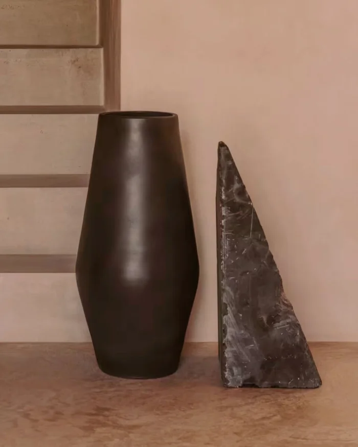 Jarrón Posia de terracota - 61 cm en Negro - Jarrones, Uruguay | Kavehome, vista 2