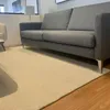 SOFA 3 CUERPOS - TAPIZADO TELA GRIS OSCURO - PATA ALUMINIO en Gris - Sillones y sofás, Uruguay | Champagne Home, vista 4 de 4