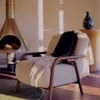 Butaca Sylo de chenilla beige y madera maciza de fresno con acabado tono nogal FSC 100% en Beige - Butacas, banquetas y puffs, Uruguay | Kavehome, vista 2 de 10