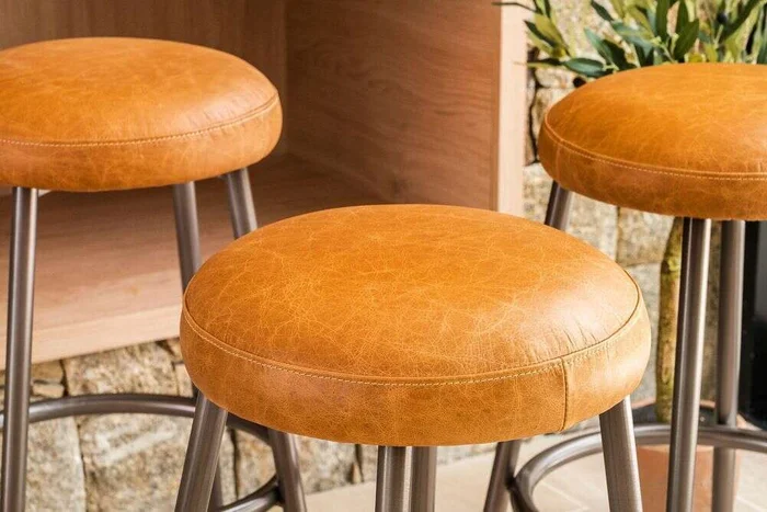 BANCO DE BAR CLUB - CUERO ITALIANO CARAMELO - Sillas, Uruguay | La Iberica, vista 3