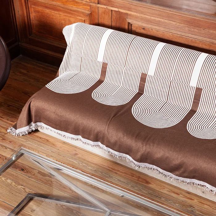 Manta para sillón y cama con diseños semicírculo marrón - 180 x 230 cm en Marrón - Textiles, Uruguay | Buho Store, vista 2