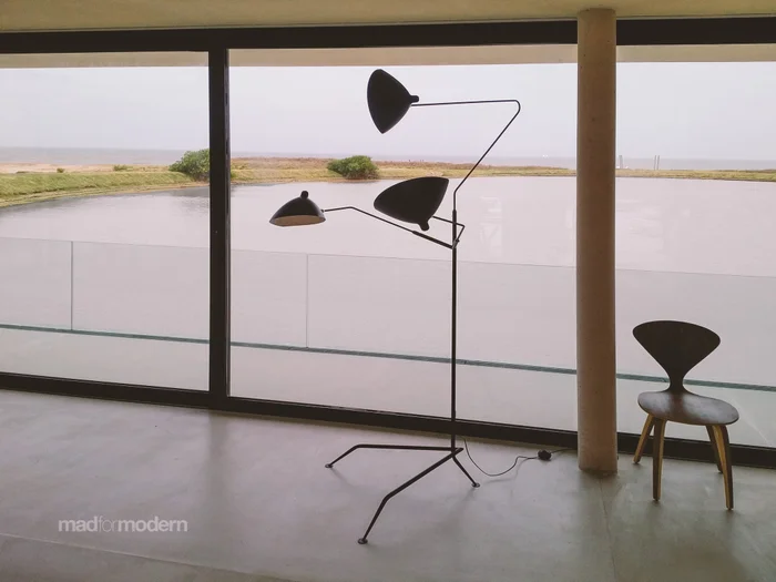 Lampadaire 3 Bras Pivotant | Serge Mouille en Negro - Lámparas de pie, Uruguay | Mad for Modern, vista 2