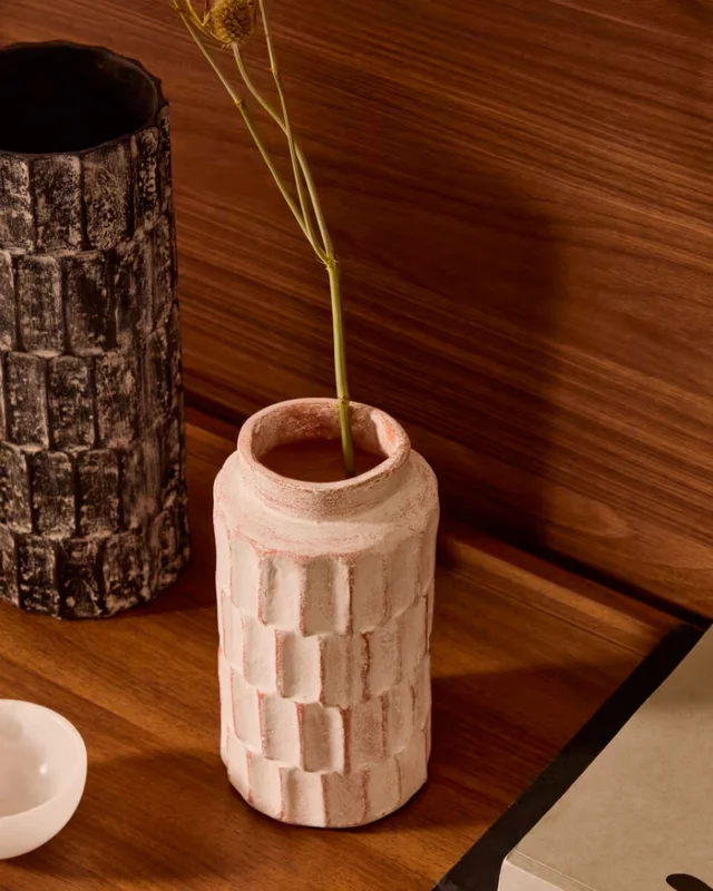 Jarrón Arisa de papel maché blanco - 22 cm en Blanco - Jarrones, Uruguay | Kavehome, vista 3