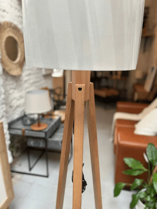 Lámpara De Pie Tripe Economy - Madera Natural en Madera natural - Lámparas de pie, Uruguay | Berna Home, vista 4