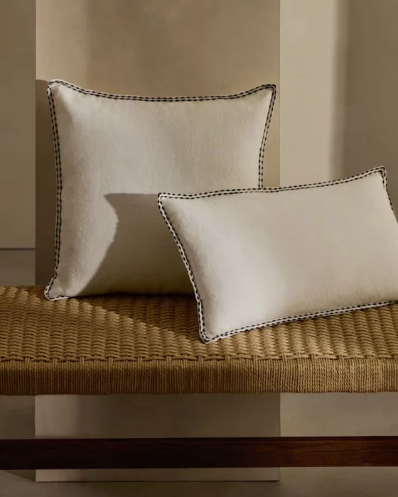 Almohadón Sinet de lino blanco con bordado negro - 30 x 50 cm en Blanco - Textiles, Uruguay | Kavehome, vista 3